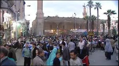 Dans certains quartiers du Caire et de sa banlieue, la densité de la population atteint 104 000 habitants au km2.