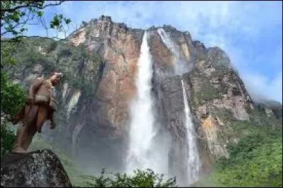 Les chutes d'eau les plus élevées du monde (979m) sont celles du Salto Angel, en Argentine, dont seuls les Indiens connaissaient l'existence jusqu'en 1910.