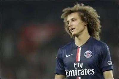 Défenseur brésilien qui a joué avec Chelsea, il forme un duo avec Thiago Silva. Il est...