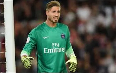 Gardien allemand qui a joué à l'Eintracht Francfort. Il est...