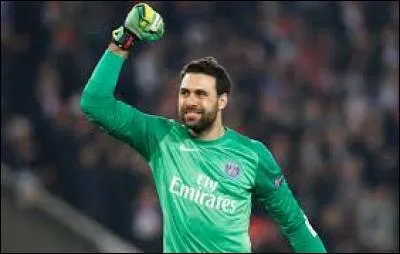 Gardien italien qui a joué à Palerme, il était titulaire l'année dernière dans les cages parisiennes. Il est...