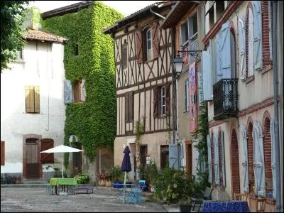 Quelle est la forme du superbe village de Sarrant dans le Gers où vous serez en admiration devant l'élégant clocher de son église Saint-Vincent ?