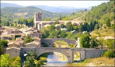 Quel est ce sublime village situé dans l'Aude au coeur des Corbières où vous contemplerez un joli pont enjambant l'Orbieux ?