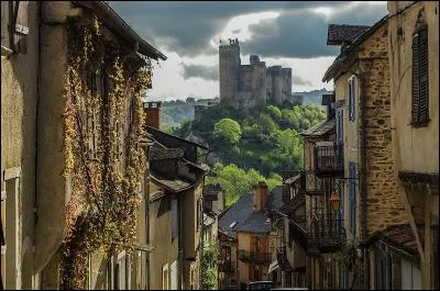 En passant dans l'Aveyron, n'oubliez pas de faire un arrêt à Najac où vous serez sans nul doute impressionnés par son imposante forteresse mais à quel roi la doit-on ?