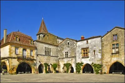 Montpazier est une superbe bastide de Dordogne où chaque maison mérite un coup d'oeil mais comment s'appellent les rues et les ruelles ?