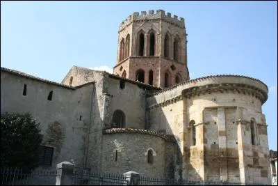 Quel est ce village de l'Ariège qui possède une cathédrale classée au patrimoine mondial de l'humanité dans le cadre des chemins de St-Jacques-de-Compostelle, cathédrale au clocher de style toulousain construit en briques ?