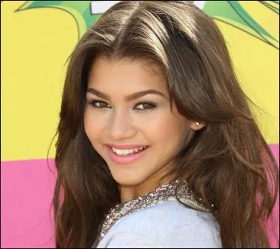 Comment s'appelle la chanteuse qui joue dans la série « Shake it up » et « Agent K.C. » ?