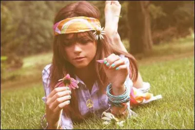 Quand une petite s'amuse à arracher les pétales d'une fleur en disant "Il m'aime, un peu, ect.", quand dit-elle "à la folie" ?