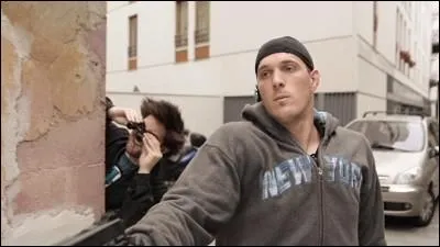 Qu'a ensuite fait la madame, après que le Visiteur l'a prévenue de ne pas acheter de lait ?