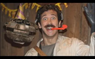 Comment se nomme le petit robot fabriqué par le scientifique, le Dr. Henry Castafolte ?