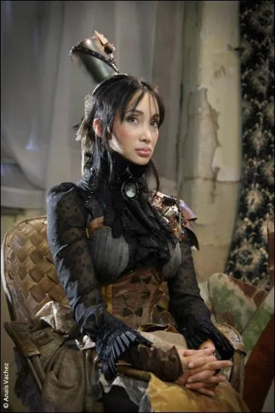 Qui a construit « l'éventail-arme » pour la Baronne ?