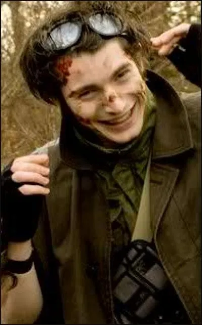 Comment les habitants de Néo-Versailles appellent-ils le Visiteur ?