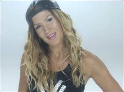 Cette jeune chanteuse relance sa carrière en 2014 dans un duo avec Maître Gims. Elle revient, en 2015, avec un nouveau tube nommé "T'es Où ?" Je parle de la chanteuse...