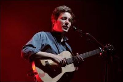 Ce jeune homme découvert en 2015 a déjà chanté avec Joyce Jonathan et Louane. Dans une de ses chansons, "Pas là", il nous dit que nous sommes des cruches. Je parle donc de...