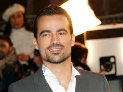 Ce chanteur français a fait partie des Latins Lovers. Il chante "Solamente tu" en duo avec Pablo Alboran et il fait maintenant partie de la comédie musicale "Les 3 Mousquetaires". Je parle bien sûr de...