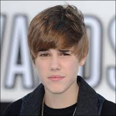 Connu très jeune, il interprète "Baby" à 16 ans. Maintenant, devenu une star mondiale, ce jeune homme chante "Sorry" et "Love Yourself". Je parle donc de...