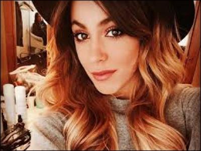 Jeune chanteuse d'origine argentine, cette fille est le plus souvent connue sous le nom de "Violetta". Elle sortit son album solo en 2016. Elle a chanté "Imagine" et "Corre". Je parle de l'idole des petites filles, nommée...