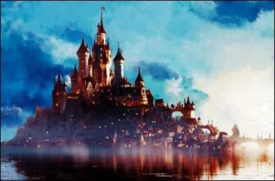 "Les lumières envahissent le ciel
Et la lune rayonne devant elles
La magie n'est pas éternelle
Le soleil pleure des larmes de miel
Si les couronnes des cieux pouvaient parler
Elles diraient comment te ramener"

Dans quel royaume est situé ce château ?