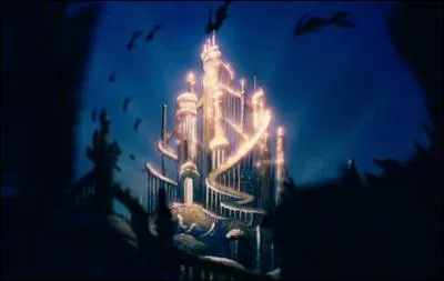 "Très loin sous les eaux cristallines 
Un merveilleux palais s'illumine
La lumière d'en haut transpercera les flots
Et te rendra ta voix qui chante d'un air si beau"

Quel est le personnage qui règne dans ce palais ?