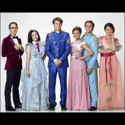 Qui accueille chaleureusement Mal, Evie, Jay et Carlos ?