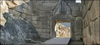 Ville qu'Hom&egrave;re disait "riche en or", elle a donn&eacute; son nom &agrave; une civilisation qui a prosp&eacute;r&eacute; de la fin de l'&acirc;ge de bronze jusqu'aux invasions des Doriens et des Peuples de la Mer, qui mirent fin &agrave; son rayonnement.