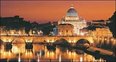 Mise &agrave; sac en 330 av. JC par les Gaulois, malgr&eacute; l'alarme donn&eacute;e par les oies, elle fut encore pill&eacute;e par les Wisigoths en 410, puis par les vandales en 456, et encore par Charles Quint en 1527.