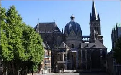 Charlemagne fit de cette ville connue pour ses sources d'eau chaude, la capitale de son empire.