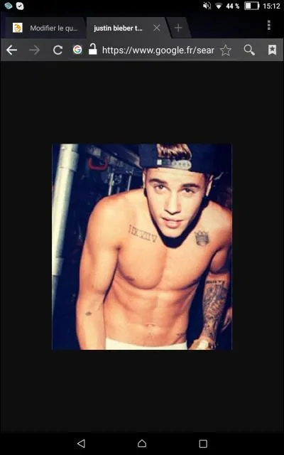 Que signifie son tatouage sur l'épaule droite (haut du torse) ?