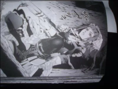 Grâce à quel objet Tanaka pare-t-il l'attaque d'Hilbard ?