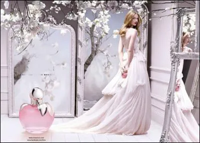 Qui chantait " Elle écoute pousser les fleurs à l'abri du bruit des moteurs, avec de la pluie et des parfums d'encens..." ?