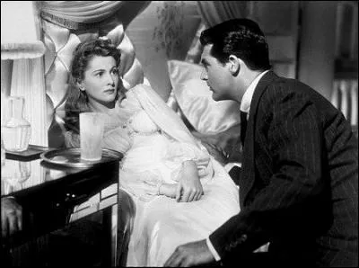 Film de 1941  : Johnnie Aysgarth et Lina Mac Kinlaw se sont rencontrés dans un train. Ils se plaisent et se marient. Lui est sans le sou, joueur et abonné aux mensonges. Tout cela combiné avec une tentante police d'assurances vont bientôt amener Lina à redouter que son mari veuille l'empoisonner.