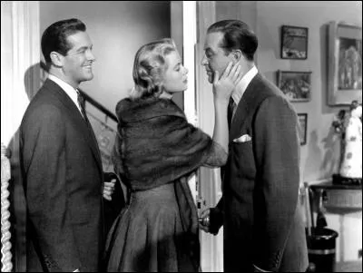 Film de 1954  : un homme veut faire disparaître sa femme qui entretient une liaison adultérine avec un écrivain de romans policiers. Il propose à un ancien camarade de collège de tuer sa femme. Un plan machiavélique se met en place. Mais l'agresseur se retrouve finalement tué par sa victime qui, se défendant, met la main sur une paire de ciseaux providentielle.