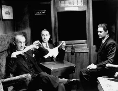 Film de 1935  : un jeune canadien, en vacances à Londres, est accusé à tort d'avoir assassiné une femme qui s'était réfugiée dans son appartement, se disant traquée par une mystérieuse organisation secrète.