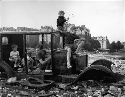 Où a été prise cette photographie de Robert Doisneau intitulée « La voiture fondue » en 1944 ?