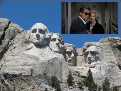 Film de 1959 : un homme d'affaires travaillant dans le monde de la publicité échappe à une tentative d'assassinat. Parallèlement, il est accusé du meurtre d'un diplomate. Une chasse à l'homme trépidante commence alors à travers une grande partie des États-Unis. Il va croiser sur sa route une blonde troublante qui n'est autre qu'un agent double.