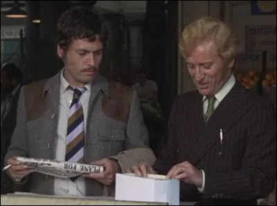 Film de 1972  : la ville de Londres et ses habitants sont terrorisés par des meurtres commis par un maniaque. Son mode opératoire  : l'étranglement à l'aide d'une cravate.