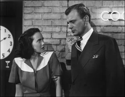 Film de 1943  : traqué, l'oncle Charlie se réfugie chez sa sur en Californie. La famille l'accueille avec bonheur, notamment sa nièce qui porte le même prénom que lui et lui voue une véritable admiration. Cependant, la présence insistante de deux hommes surveillant l'oncle chéri de près va éveiller des soupçons chez la jeune fille. L'oncle bien aimé serait-il un tueur de riches veuves ! ?