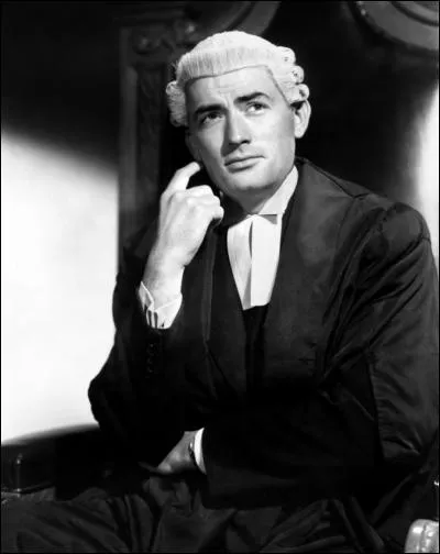 Film de 1947  : un avocat célèbre est chargé de la défense d'une femme accusée d'avoir tué son mari. Aveuglé par la beauté de sa cliente, l'avocat se persuade facilement de son innocence. Mais qui se cache vraiment derrière le masque angélique de cette femme  ?