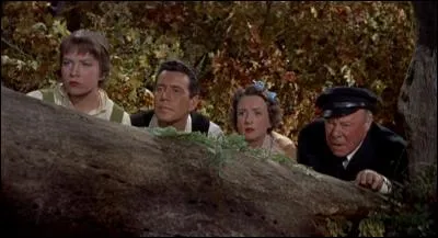 Film de 1956  : on se trouve dans un décor paisible du Vermont. Un jeune garçon découvre un cadavre en se promenant. Plusieurs personnes se croiront responsables de la mort de ce mystérieux inconnu. On assiste alors à une succession d'enterrements et d'exhumations.