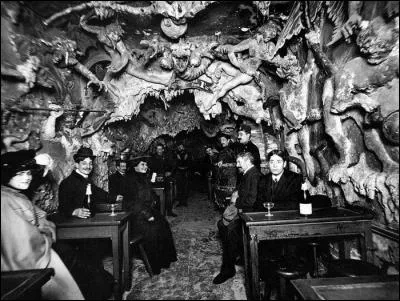 Puis les clients s'installaient mais malgré les murs demi-fondus, sculptés qui laissaient l'impression d'une grande chaleur, le cabaret avait la réputation d'être...