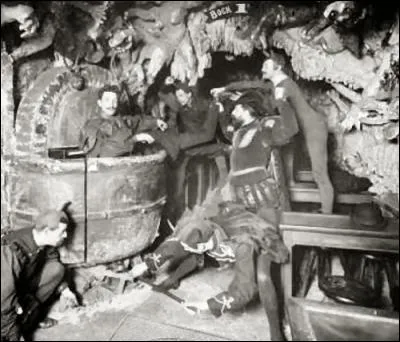 Il y avait beaucoup d'attractions à l'intérieur. Nous voyons ici le chaudron où on pouvait faire brûler un damné. Autour parmi les serveurs déguisés en démon, des musiciens jouaient un air de circonstance sur des instruments à corde...