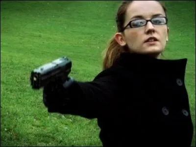 Sur cette image, vers qui pointe-t-elle son arme ?