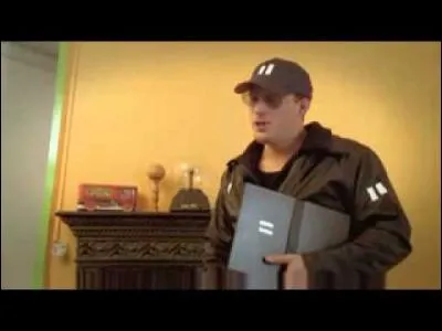 Que vient faire le policier dans le salon de Raph ?