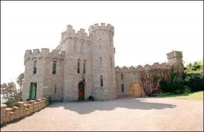 Quel est le nom de son château ? (What is her castle's name ?)