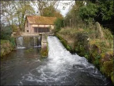 Issue de la source souterraine de l'Orbiquet, un de ses affluents, la Touques s'écoule sur 108 km à travers le Calvados. Qu'y a-t-il de spécial à Breuil-en-Auge ?