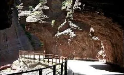 Le Var traverse plusieurs départements, sauf celui qui porte son nom. A Daluis il a creusé des gorges. Quelle est leur particularité ?