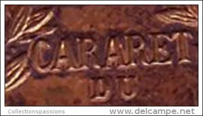 Vous mettez la main dans votre poche car vous avez plein de monnaie de singe du cabaret et vous vous dirigez d'un pas allègre vers la maison close tout en regardant une pièce avec délice et espoir. C'est alors que complètement ivre vous remarquez....