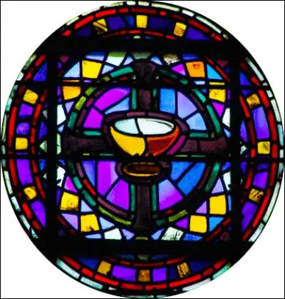 On vous tend alors un calice "..." qui peut contenir selon son choix, de la bière, du sirop ou des cerises à l'eau de vie. Comment s'appelle cette coupe ?