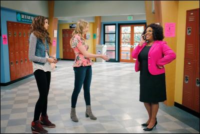 Pour quelle raison la dame tout à droite est-elle là ?