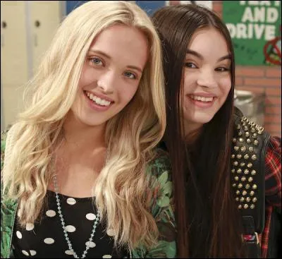 Deux meilleures amies capables de voyager dans le temps, je veux dire :